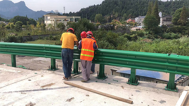 黔南高速公路护栏板的维护确保道路安全的关键环节